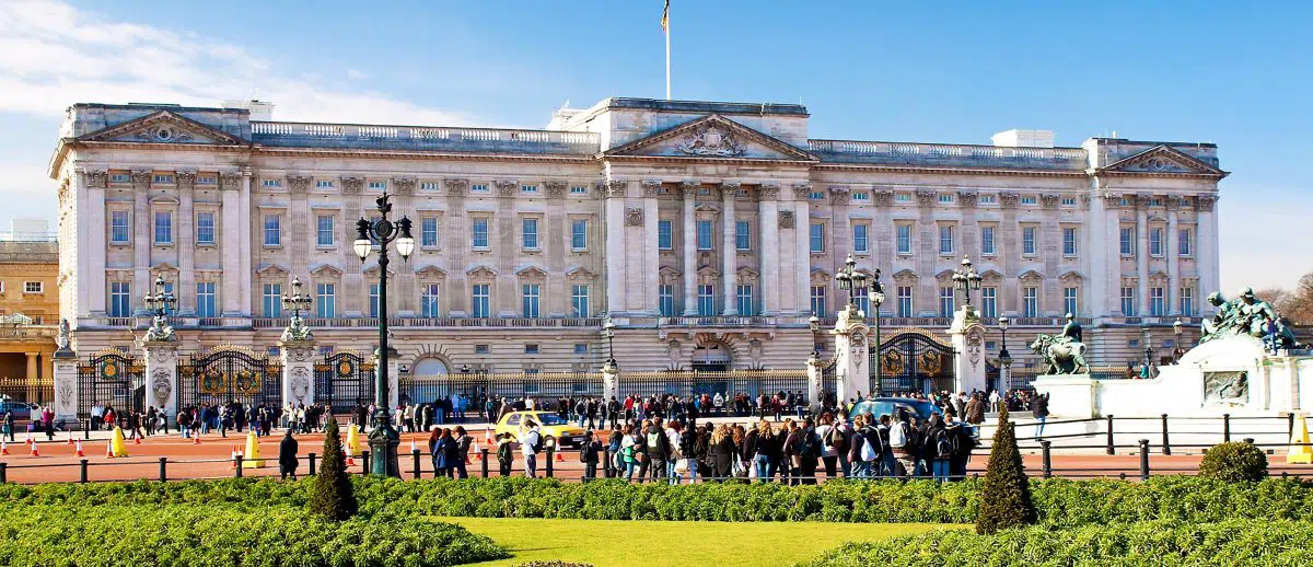 shipping goods to the uk to live there